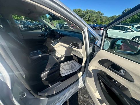 Used 2023 Chrysler Pacifica Touring-L FWD image 13