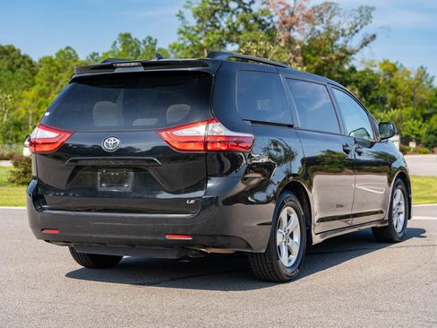 Used 2019 Toyota Sienna LE FWD image 7