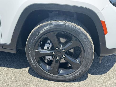 Certified 2024 Jeep Grand Cherokee Altitude AWD/4WD image 9