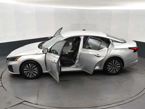 Used 2024 Nissan Altima 2.5 SV FWD image 7