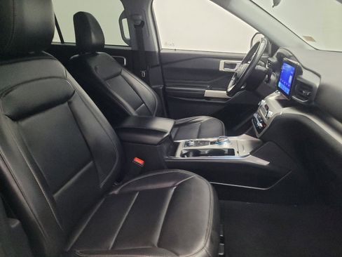 Used 2022 Ford Explorer XLT w/ Equipment Group 202A image 21