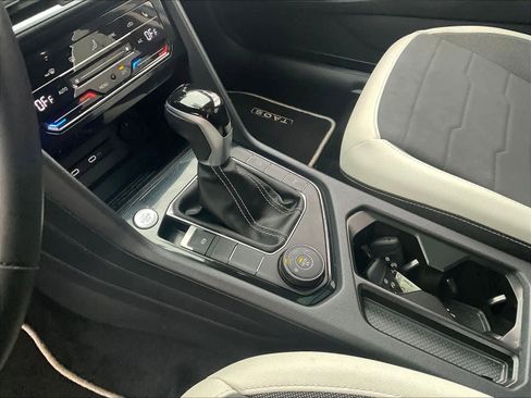 Used 2025 Volkswagen Taos SE w/ Panoramic Sunroof Package image 20