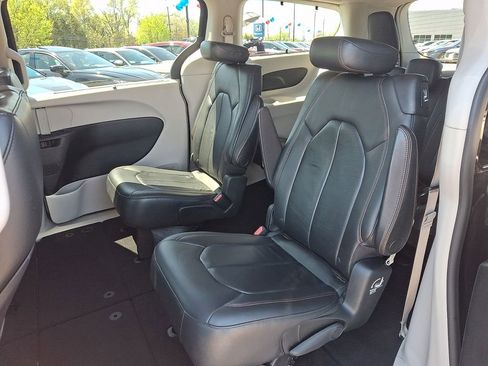 Used 2017 Chrysler Pacifica Touring-L FWD image 10