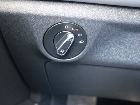 Used 2025 Volkswagen Jetta SE image 25