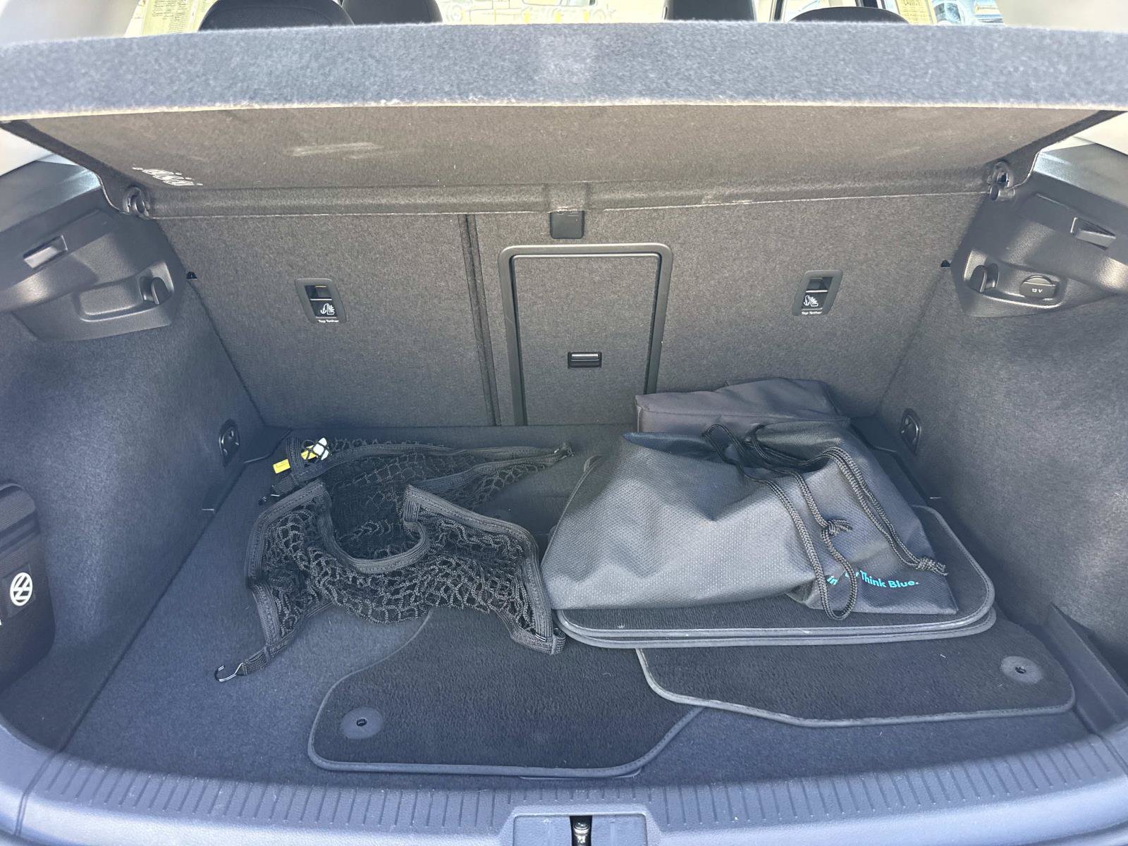 Used 2018 Volkswagen e-Golf SE w/ DC Fast Charging Package FWD image 8