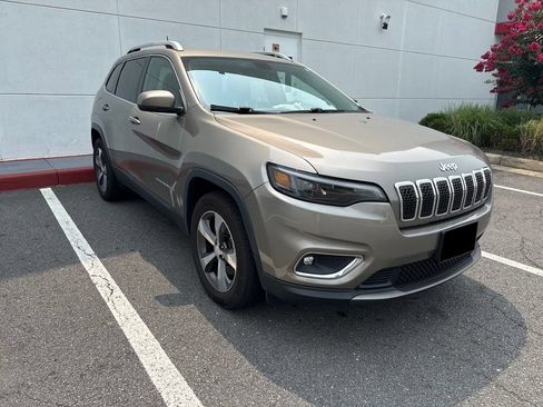 Used 2019 Jeep Cherokee Limited AWD/4WD image 3