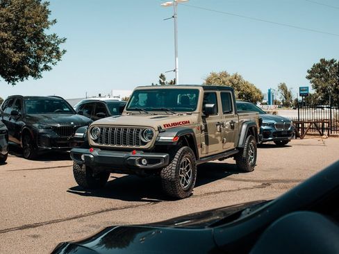 Used 2025 Jeep Gladiator Rubicon w/ Convenience Group AWD/4WD image 3