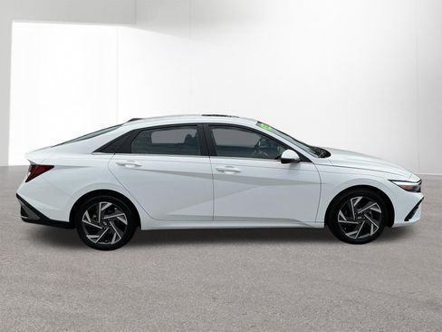 Used 2025 Hyundai Elantra Limited FWD image 2