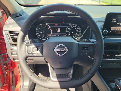 Certified 2026 Nissan Rogue SV FWD image 18