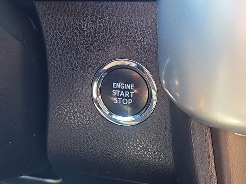 Used 2019 Toyota Highlander XLE AWD/4WD image 17