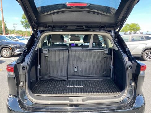 Used 2024 Toyota Highlander LE AWD/4WD image 16