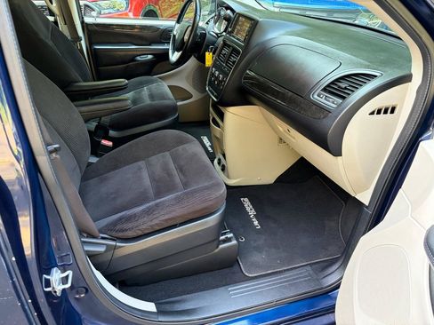 Used 2017 Dodge Grand Caravan SE w/ UConnect Hands-Free Group FWD image 10