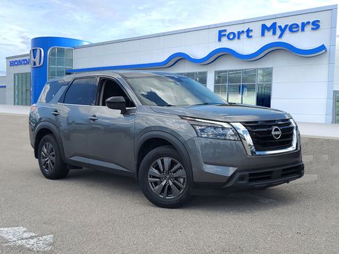 Used 2024 Nissan Pathfinder S image 1
