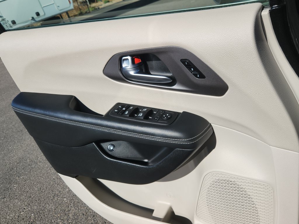 Used 2023 Chrysler Pacifica Touring-L FWD image 9