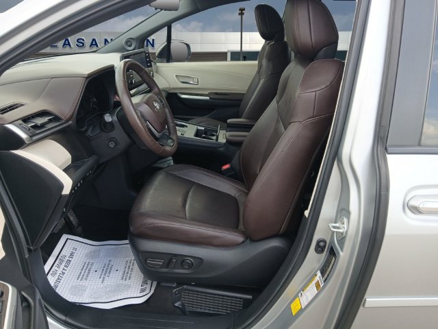Used 2024 Toyota Sienna Platinum FWD image 9