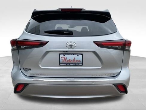 Used 2024 Toyota Highlander Platinum image 3