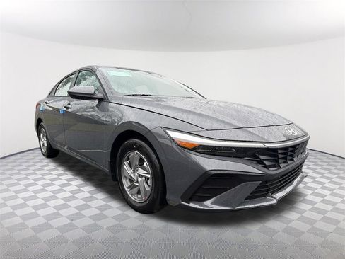 New 2026 Hyundai Elantra SE image 3