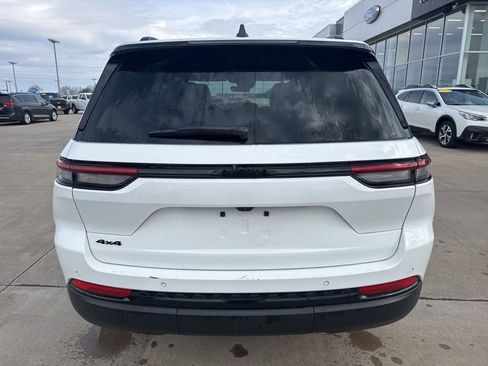 Used 2025 Jeep Grand Cherokee Altitude AWD/4WD image 8