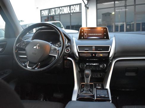 Used 2018 Mitsubishi Eclipse Cross SE image 2