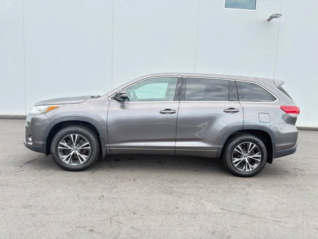 Used 2018 Toyota Highlander LE AWD/4WD image 9