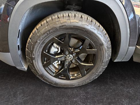 Used 2025 Volkswagen Atlas Peak Edition SE AWD/4WD image 14