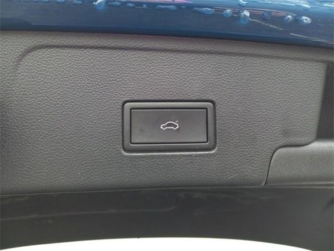 Used 2025 Volkswagen Atlas Cross Sport SE image 12