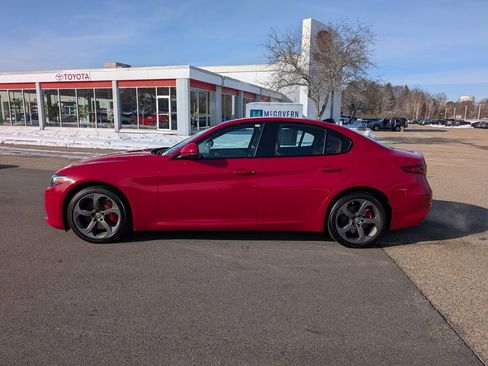 Used 2017 Alfa Romeo Giulia AWD image 2