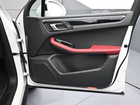 Certified 2025 Porsche Macan image 29
