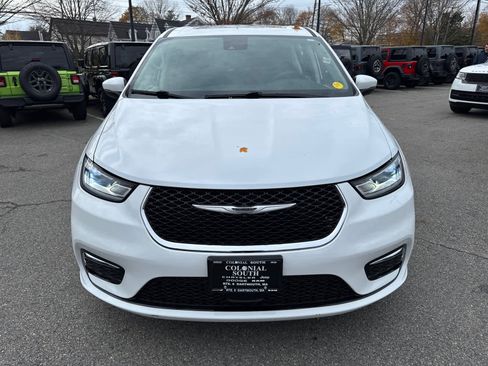 Used 2023 Chrysler Pacifica Touring-L image 9