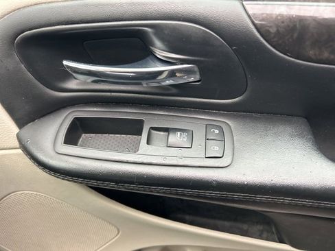 Used 2018 Dodge Grand Caravan SE w/ UConnect Hands-Free Group image 18