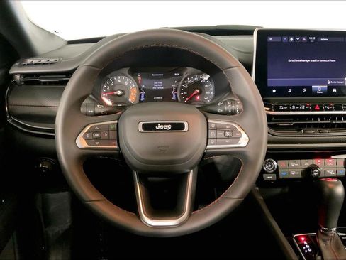 Used 2025 Jeep Compass Trailhawk AWD/4WD image 5