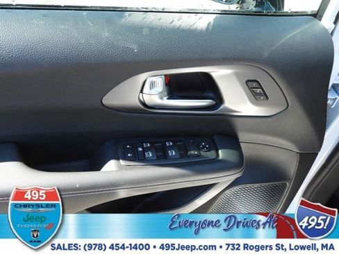 New 2026 Chrysler Pacifica Select image 16