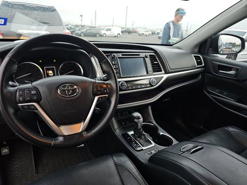 Used 2017 Toyota Highlander Limited image 11