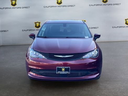 Used 2022 Chrysler Voyager LX image 8