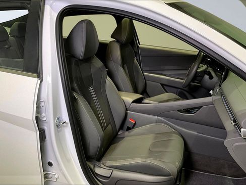 Used 2025 Hyundai Elantra SEL image 28