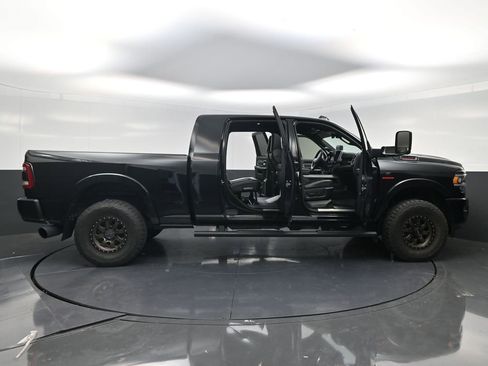 Used 2022 RAM 3500 Laramie w/ Night Edition image 27