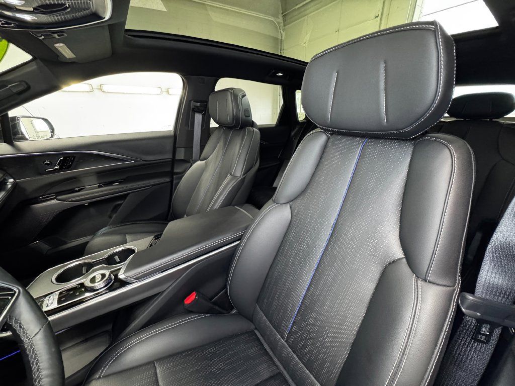 Used 2025 Cadillac Lyriq Luxury w/ LPO, Floor Liner Package AWD/4WD image 14