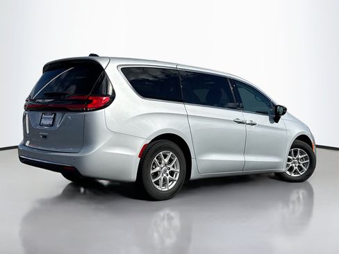 Used 2024 Chrysler Pacifica Touring-L FWD image 2