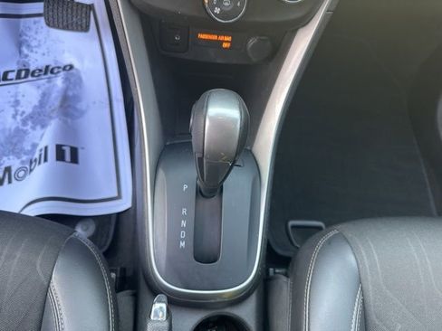 Used 2022 Chevrolet Trax LT w/ LT Convenience Package image 17