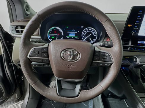 Used 2024 Toyota Sienna Platinum FWD image 18