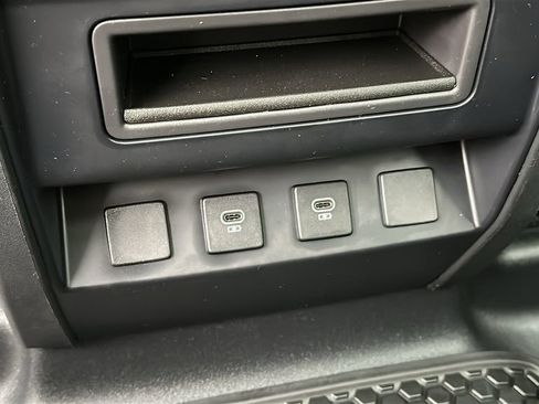 Certified 2023 Land Rover Defender 110 SE image 26