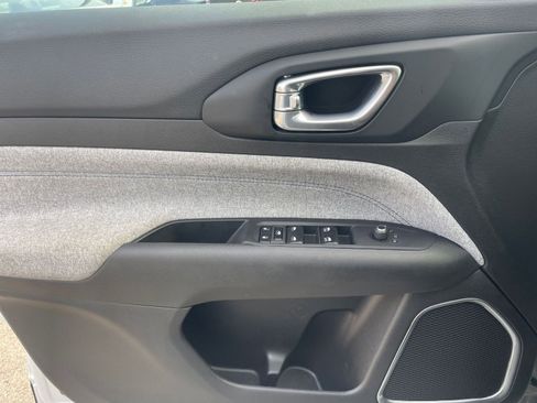 Used 2025 Jeep Compass Latitude image 20