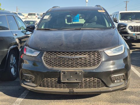 Used 2025 Chrysler Pacifica Limited FWD image 2