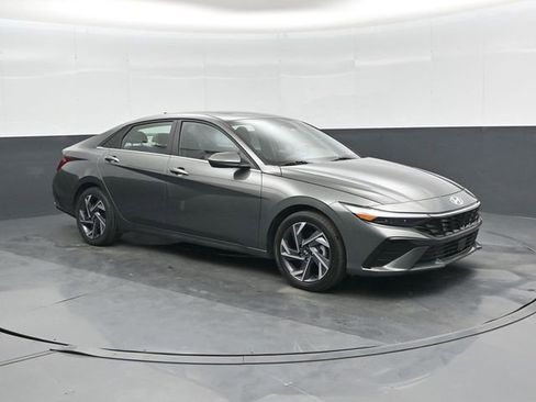 Used 2025 Hyundai Elantra SEL image 1