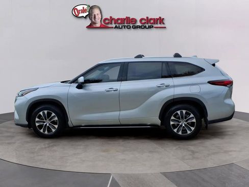 Used 2021 Toyota Highlander XLE FWD image 2