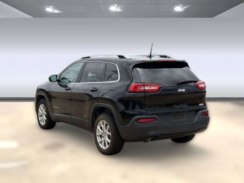 Used 2018 Jeep Cherokee Latitude Plus w/ Comfort/Convenience Group FWD image 3