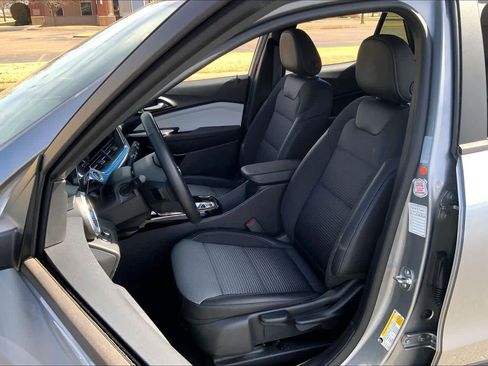 Used 2025 Chevrolet Trax LT w/ LT Convenience Package image 8