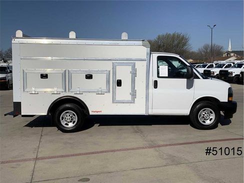 Used 2020 Chevrolet Express 3500 w/ Driver Convenience Package image 5