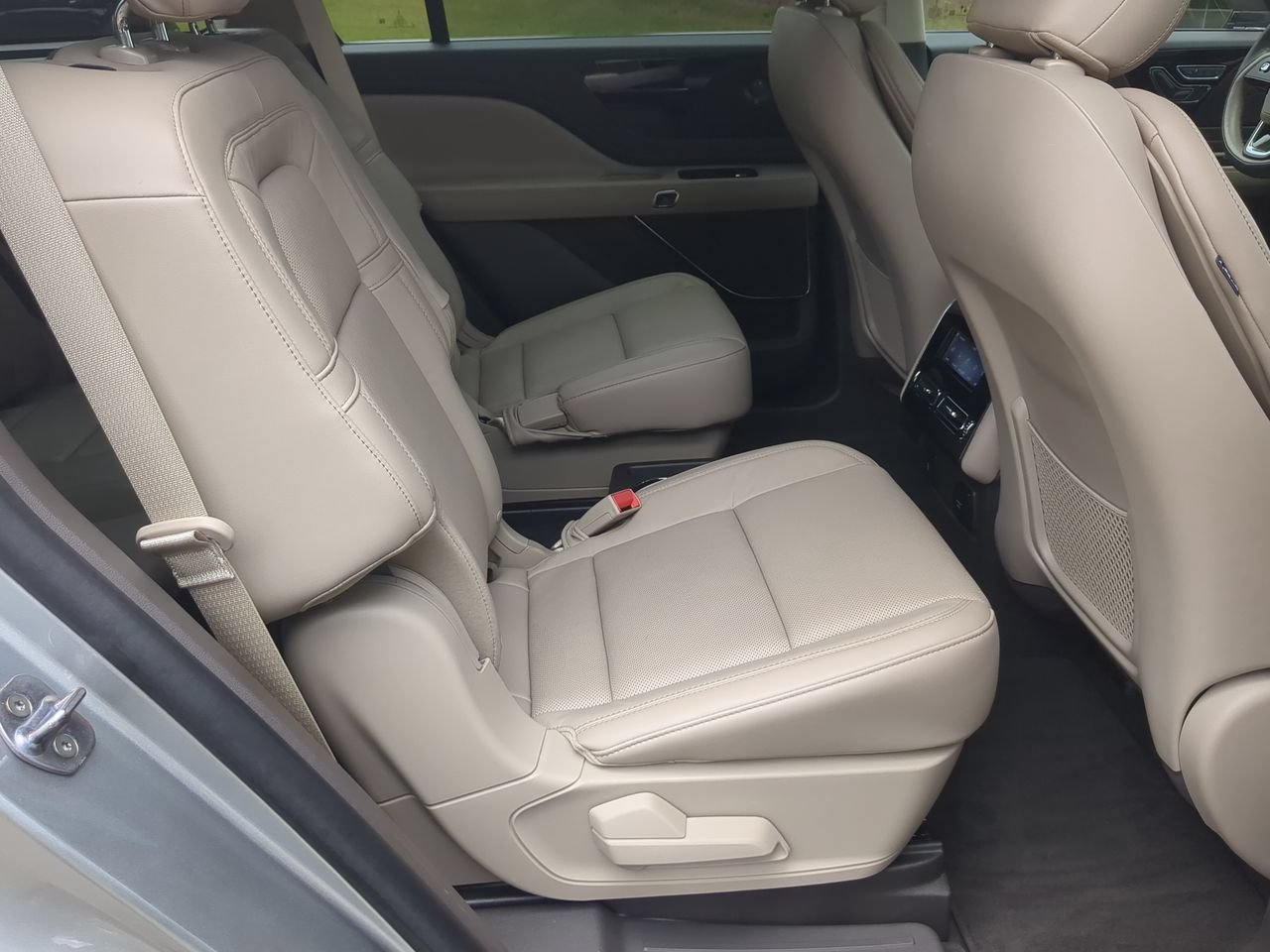 Used 2024 Lincoln Aviator Reserve w/ Equipment Group 201A RWD image 28