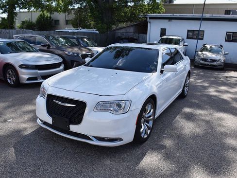 Used 2017 Chrysler 300 Limited w/ Value Package RWD image 2